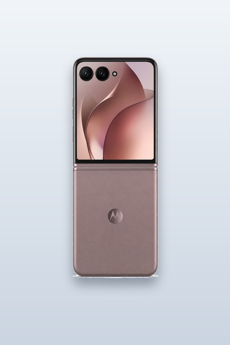 Motorola Razr 60 Ultra — Studio view